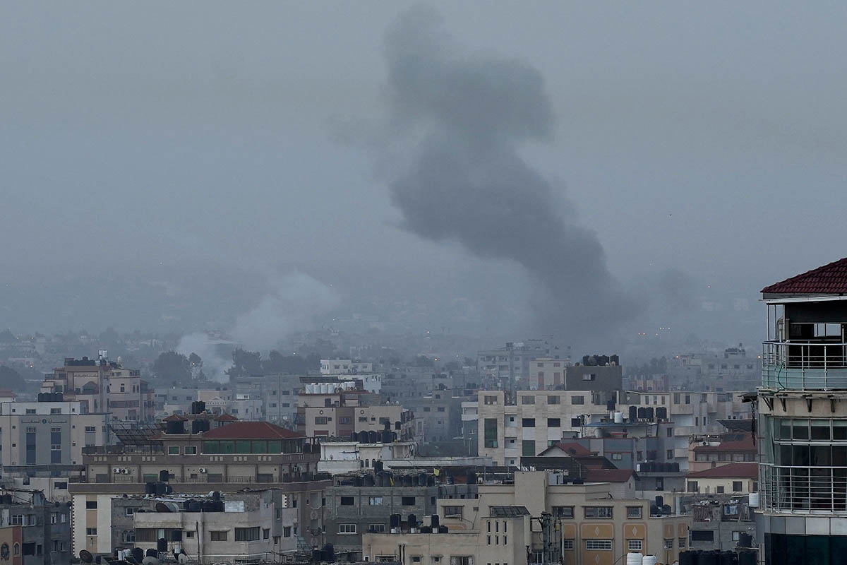 Дым в городе Газа после израильских авиаударов по военному лагерю ХАМАС. Фото Adel Hana/AP Photo/Scanpix/LETA
