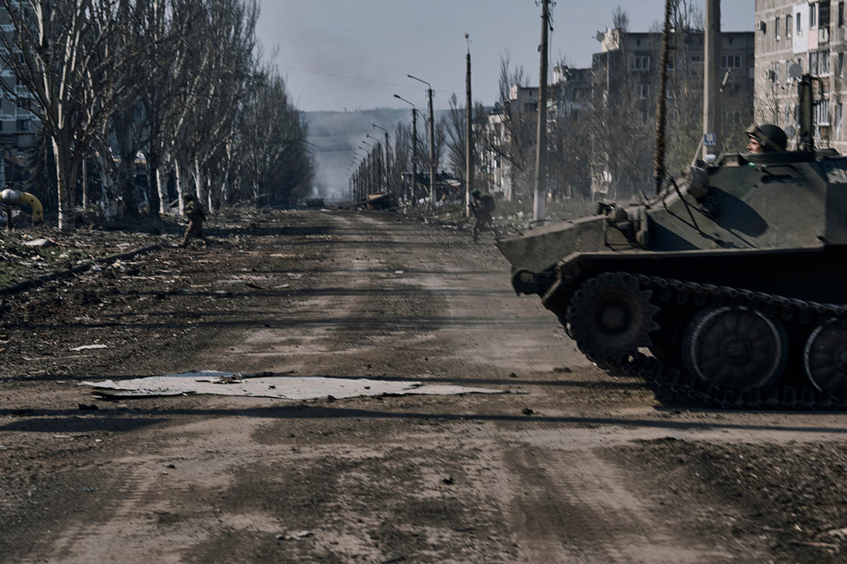 Украинские солдаты в Бахмуте, Донецкая область. Фото Libkos/AP Photo/Scanpix/LETA