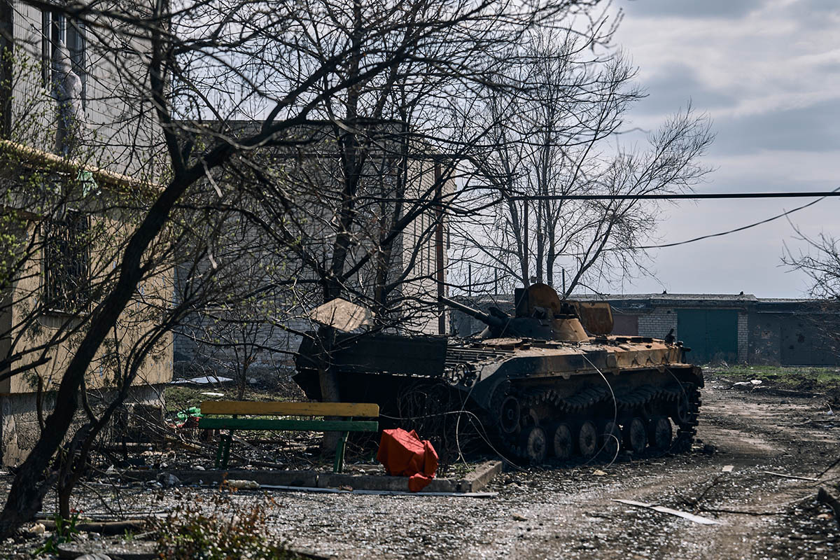 Подбитый танк в Бахмуте, Донецкая область. Фото Libkos/AP Photo/Scanpix/LETA