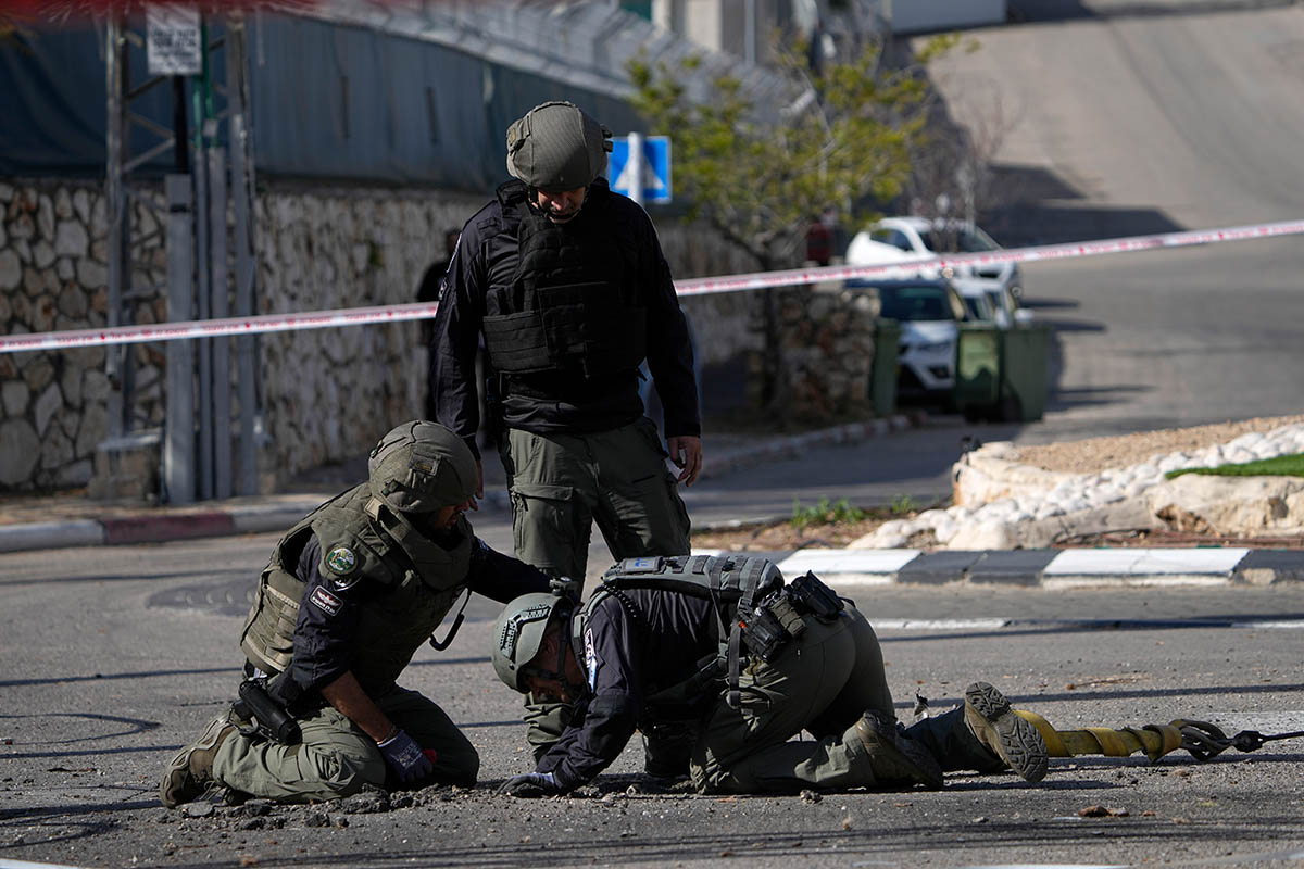 Израильская полиция убирает остатки сбитой ракеты из Ливана. Фото Ariel Schalit/AP Photo/Scanpix/LETA