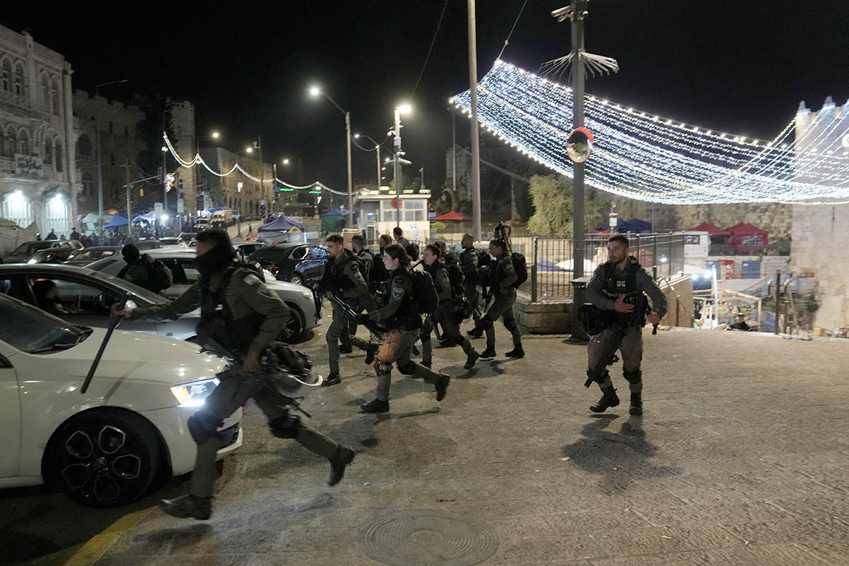 Израильская полиция во время рейда на территории мечети Аль-Акса. Фото Mahmoud Illean/AP Photo/Scanpix/LETA