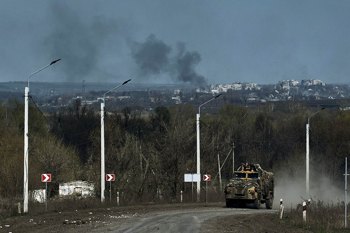 Украинский БТР на дороге на передовой в Бахмуте, Донецкая область. Фото Libkos/AP Photo/Scanpix/LETA