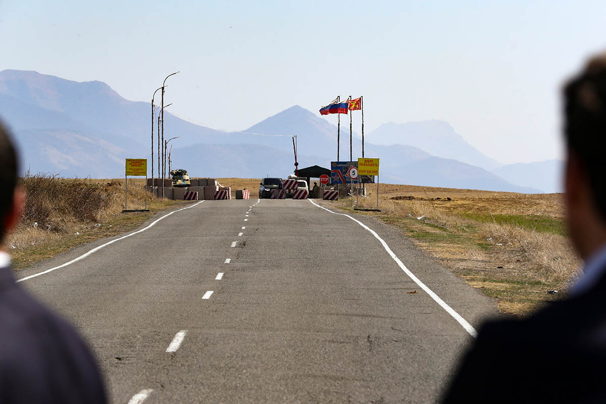 Блокпост российских миротворческих сил на дороге к региону Нагорный Карабах в Армении. Фото Vahram Baghdasaryan/AP/Scanpix/Leta