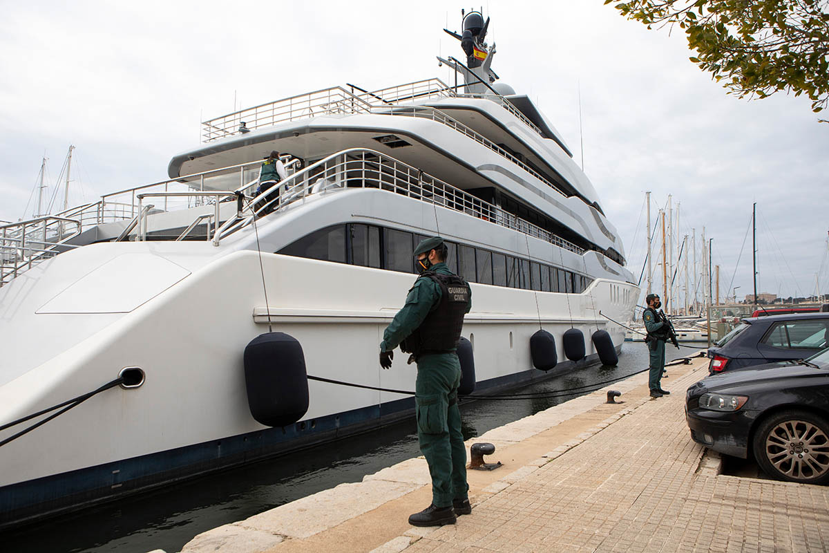 Обыск на яхте Tango входящей в число активов, связанных с Виктором Вексельбергом в Пальма-де-Майорка, Испания. Фото Francisco Ubilla/AP Photo/Scanpix/Leta
