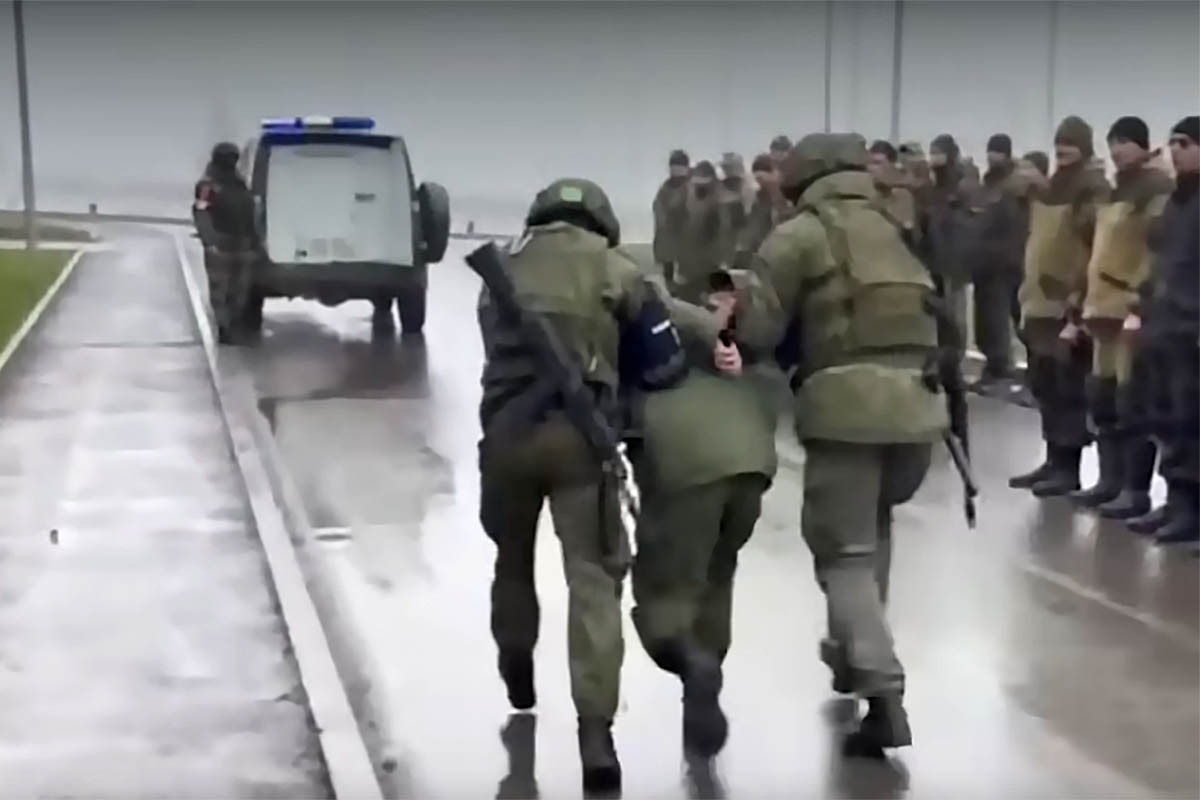 Задержание мобилизованных в белгородской части. Скриншот видео Meduza/YouTube