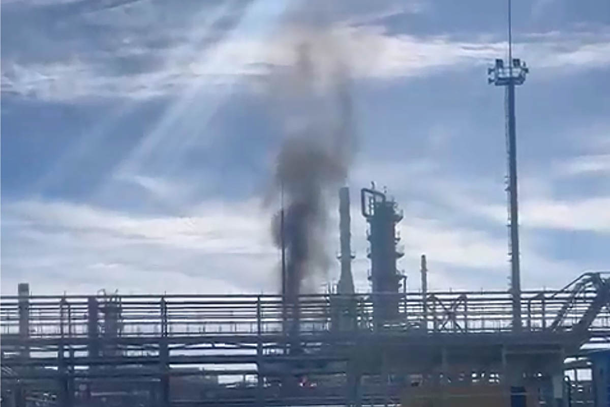 Атака беспилотника на нефтеперерабатывающий завод в Краснодарском крае. Скриншот видео Пивоваров (Редакция)/Telegram