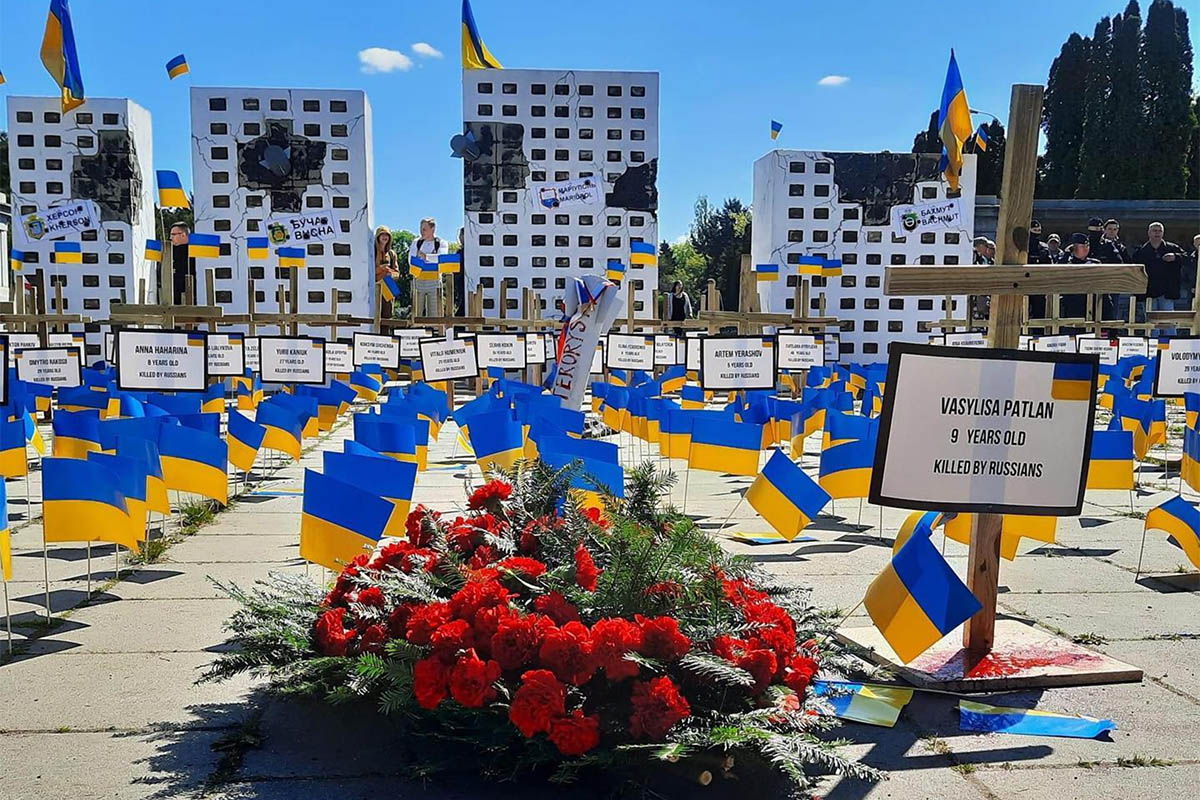 Инсталляция украинских активистов на советском мемориале в Варшаве. Фото Euromaidan-Warszawa/Facebook