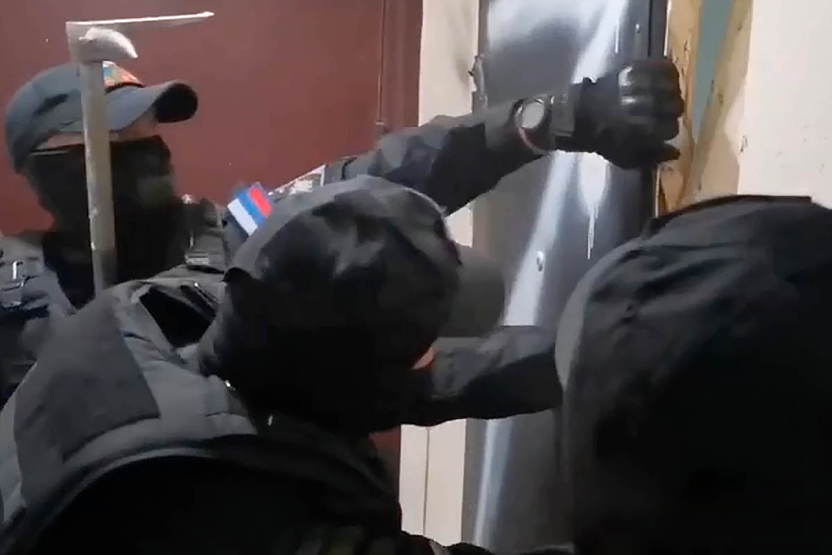 Обыски у активистов, обвиняемых в связях с Ильей Пономаревым. Скриншот видео РИА Новости