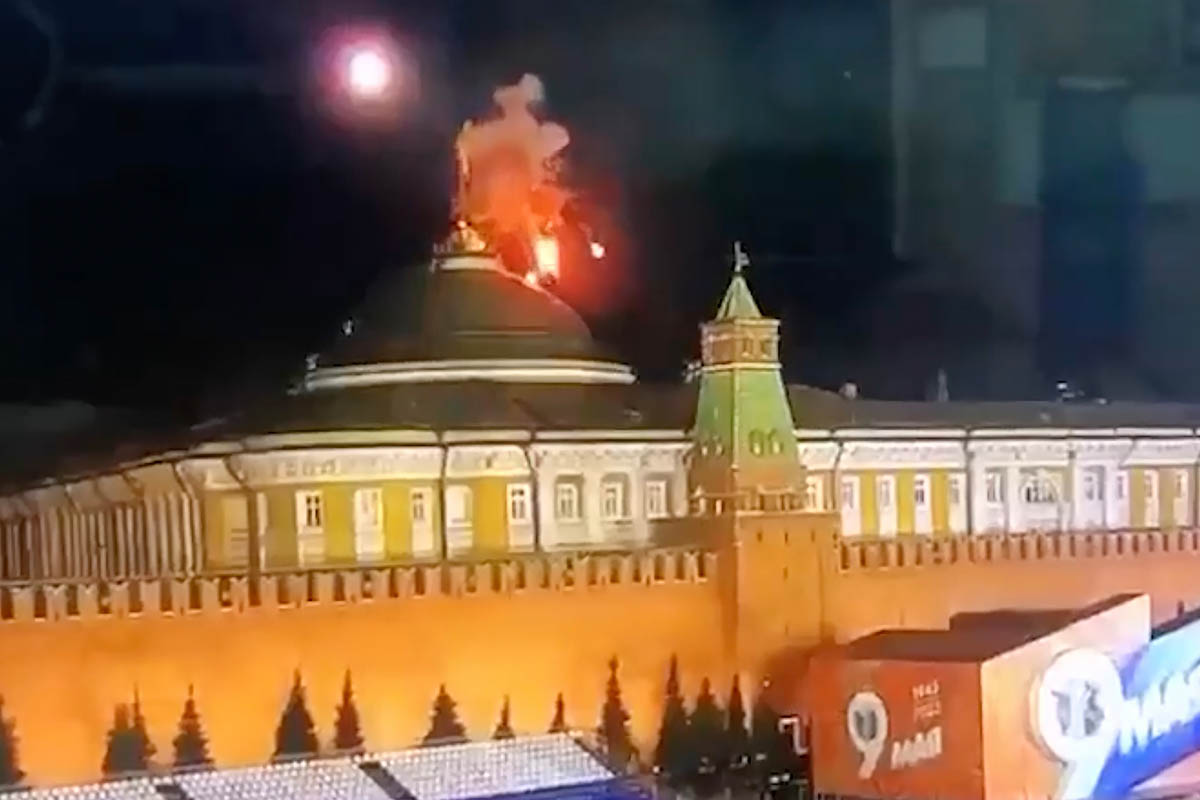 Уничтожение беспилотника над куполом Сенатского дворца в Кремле. Скриншот видео Mash/Telegram