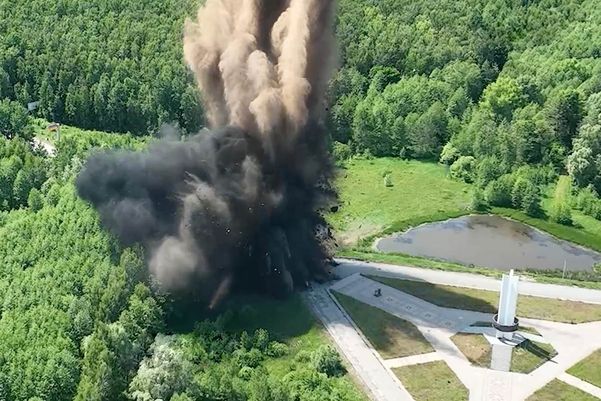 Взрыв рядом с монументом Три сестры. Скриншот видео RVvoenkor/Telegram