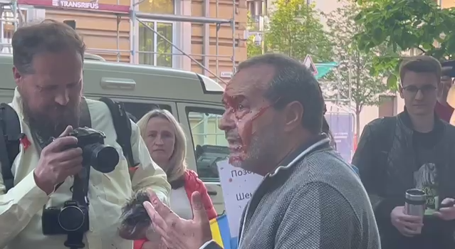 Украинские активисты облили кетчупом Виктора Шендеровича. Кадр видео, опубликованного в телеграм-канале Дмитрия Еловского