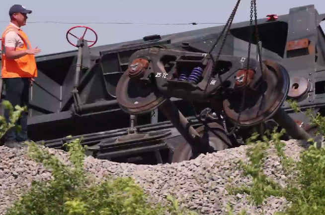 Сошедшие с рельсов вагоны с зерном в Крыму 18 мая 2023 года. Кадр видео, опубликованного ТАСС