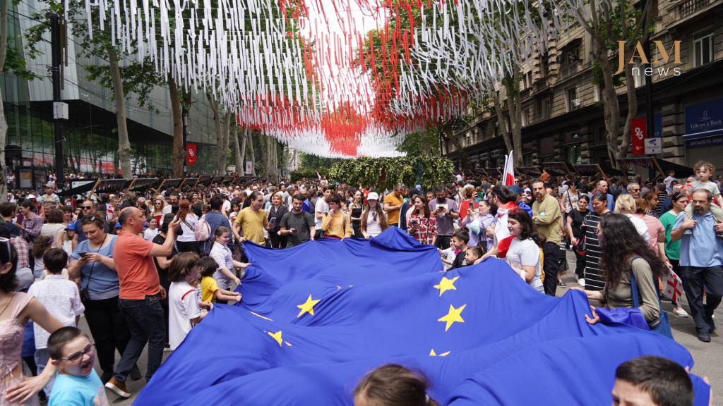 Протестное шествие «Выбираем Европу» в центре Тбилиси 26 мая 2023 года – в День независимости Грузии. Фото Давид Пипиа, JAMnews