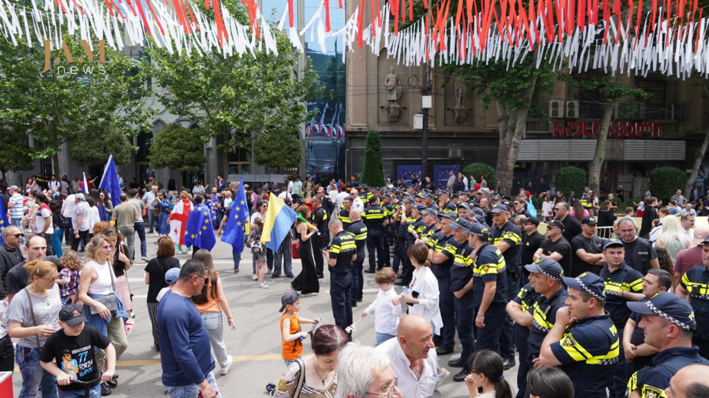Полиция преграждает пусть к центральной Площади Свободы участникам протестного шествия «Выбираем Европу» в Тбилиси 26 мая 2023 года – в День независимости Грузии. Фото Давид Пипиа, JAMnews