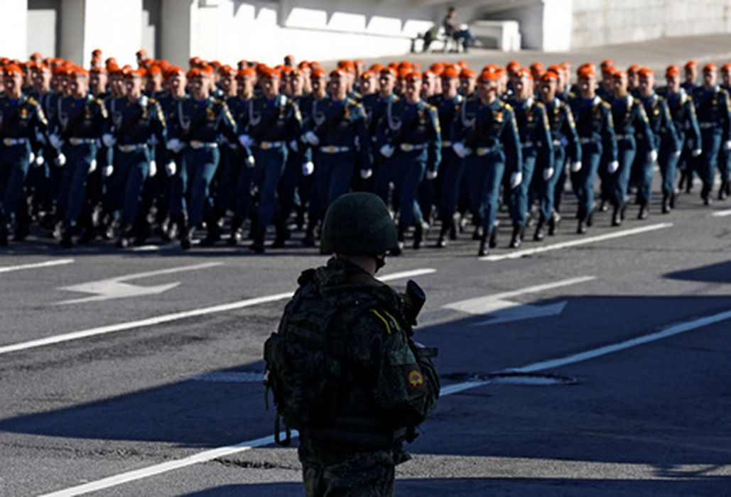 Военнослужащие на построении перед началом Парада Победы в Москве 9 мая 2023 года. Фото Maxim Shemetov/Reuters/Scanpix/LETA