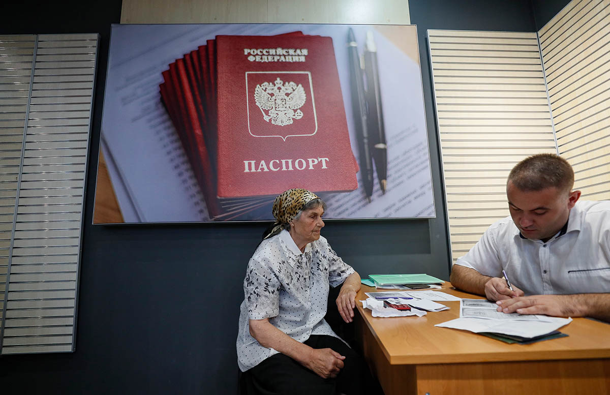 Подача документов для оформления паспорта в Бердянске, Запорожская область, Украина. Фото YURI KOCHETKOV/EPA//Scanpix/LETA