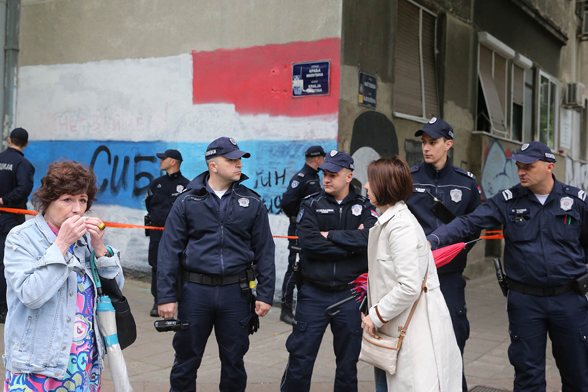 Полицейские возле школы в Белграде, где ученик открыл стрельбу, 3 мая 2023 года. Фото ANDREJ CUKIC/EPA/Scanpix/Leta