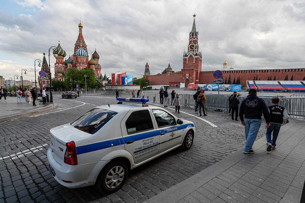 Российские полицейские охраняют Московский Кремль на Красной площади в Москве. Фото YURI KOCHETKOV/AP/Scanpix/LETA