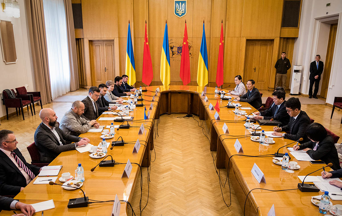 Специальный представитель Китая по делам Евразии Ли Хуэй (3-й справа) во время визита в Киев, Украина. Фото Пресс-служба МИД Украины/EPA/Scanpix/LETA