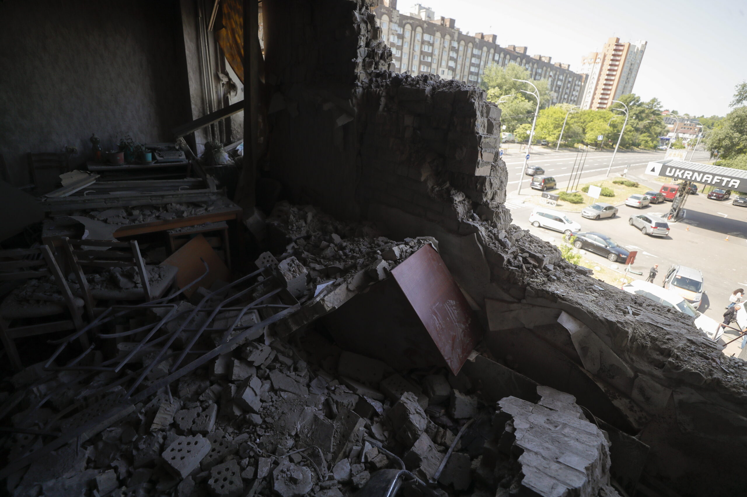 Повреждения в административном здании в Киеве после попадания обломка беспилотника 28 мая 2023 года. Фото Сергей Долженко / EPA / Scanpix / LETA.