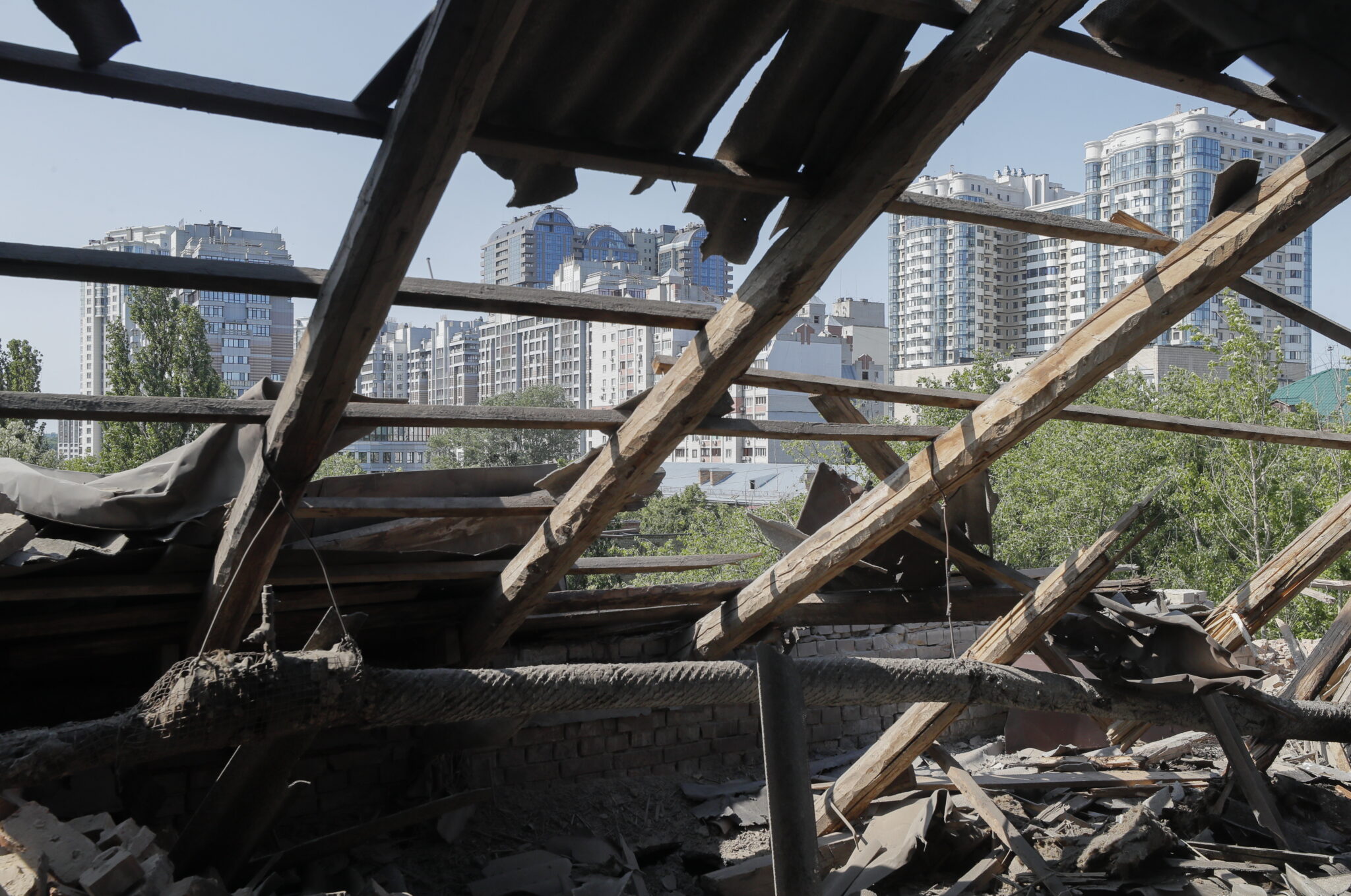 Повреждения жилого дома в Киеве после попадания обломка беспилотника 28 мая 2023 года. Фото Сергей Долженко / EPA / Scanpix / LETA.