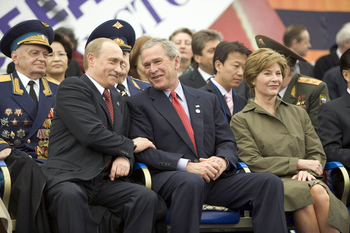 Президент России Владимир Путин и президент Джордж Буш на Красной площади в Москве. 9 мая 2005 года. Фото Eric Draper/White House/Wikipedia