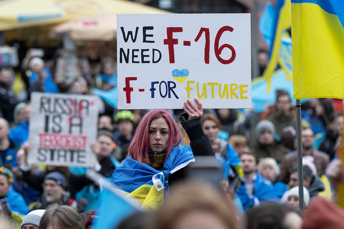 Надпись на плакате «Нам нужен F-16 — F для будущего». Гессен, Франкфурт-на-Майне. Фото Boris Roessler/dpa/Scanpix/Leta 
