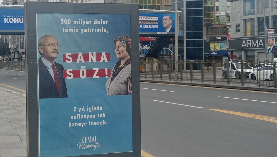 Агитационный плакат Кемаля Кылычдароглу в центре Анкары накануне выборов 14 мая. За заднем фоне существенно большая по площади растяжка в поддержку Реджепа Эрдогана. Фото SpektrPress