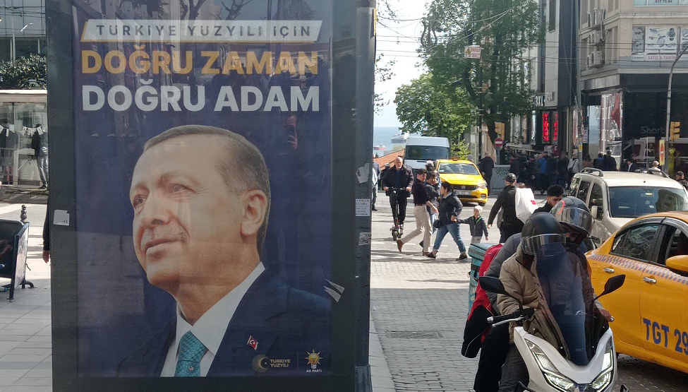 Агитационный плакат Реджепа Эрдогана в центре Стамбула. Слоган «Doğru zaman. Doğru adam» переводится как «Подходящее время. Подходящий человек». Фото SpektrPress