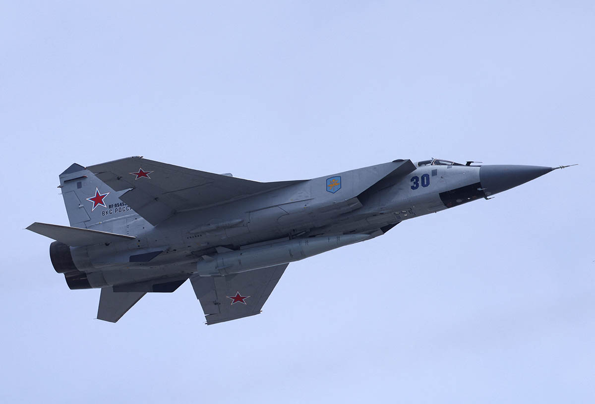 Российский истребитель МиГ-31, оснащенный гиперзвуковой ракетой «Кинжал». Фото Maxim Shemetov/REUTERS/Scanpix/LETA