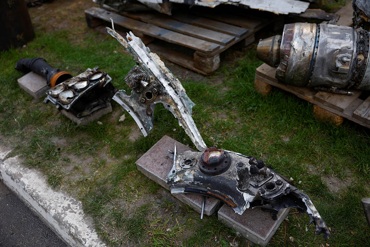 Части российской гиперзвуковой ракеты Х-47 «Кинжал», сбитой подразделением ПВО Украины. Фото Valentyn Ogirenko/REUTERS/Scanpix/LETA