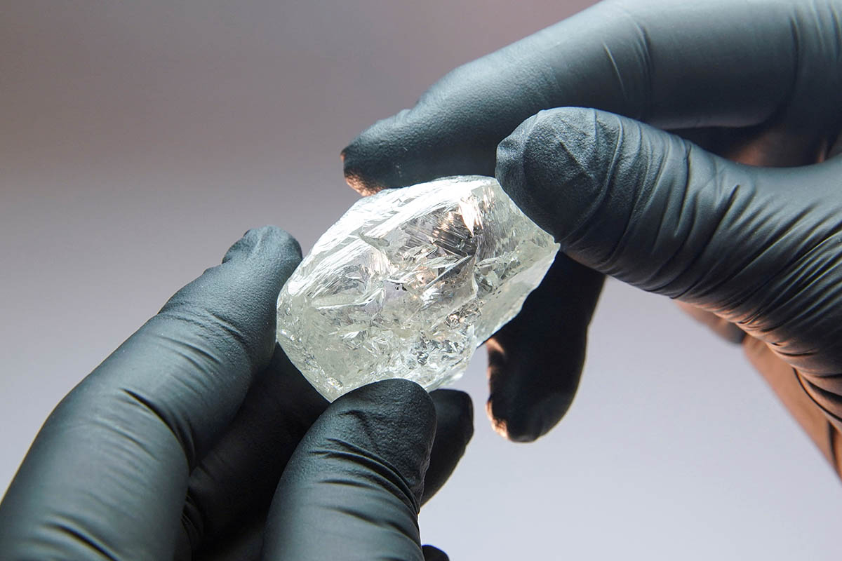 Необработанный алмаз весом 242 карата в Центре сортировки алмазов Алроса в городе Мирный. Фото Tatyana Makeyeva/File Photo/REUTERS/Scanpix/LETA
