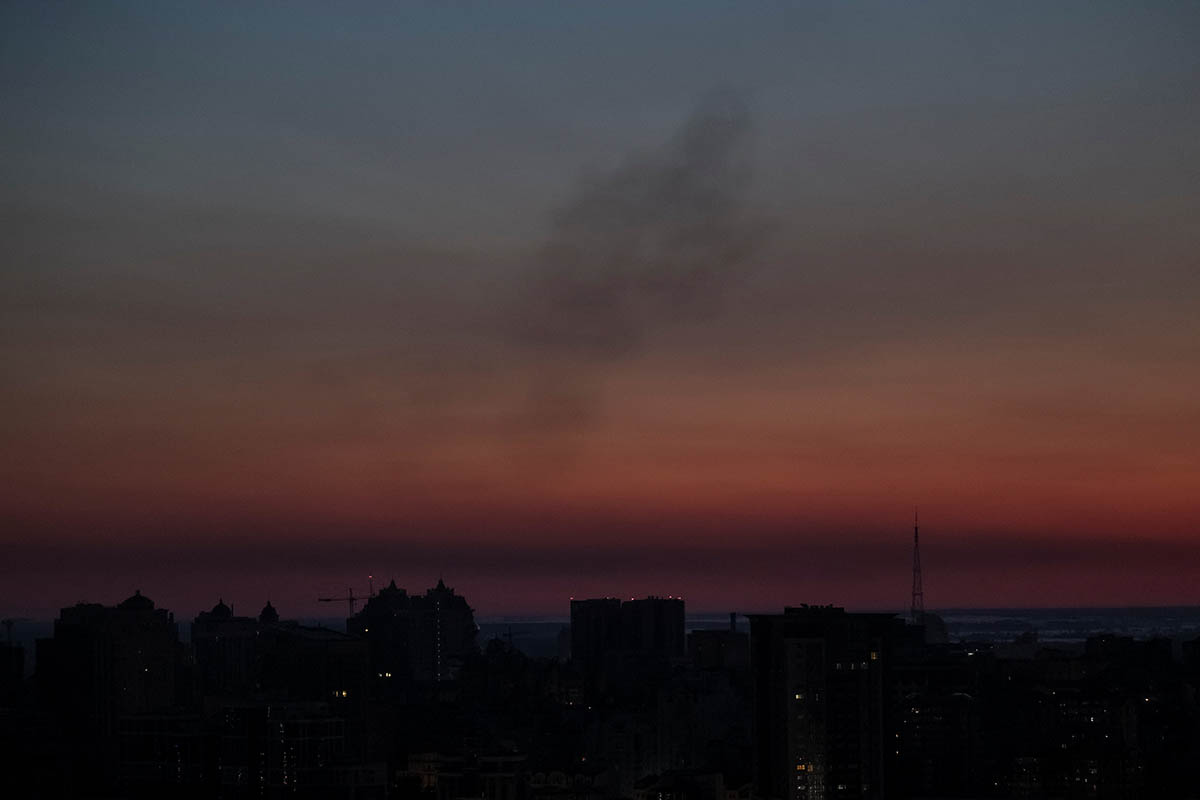 Дым в небе над Киевом после атаки российских беспилотников. Фото Gleb Garanich/REUTERS/Scanpix/LETA