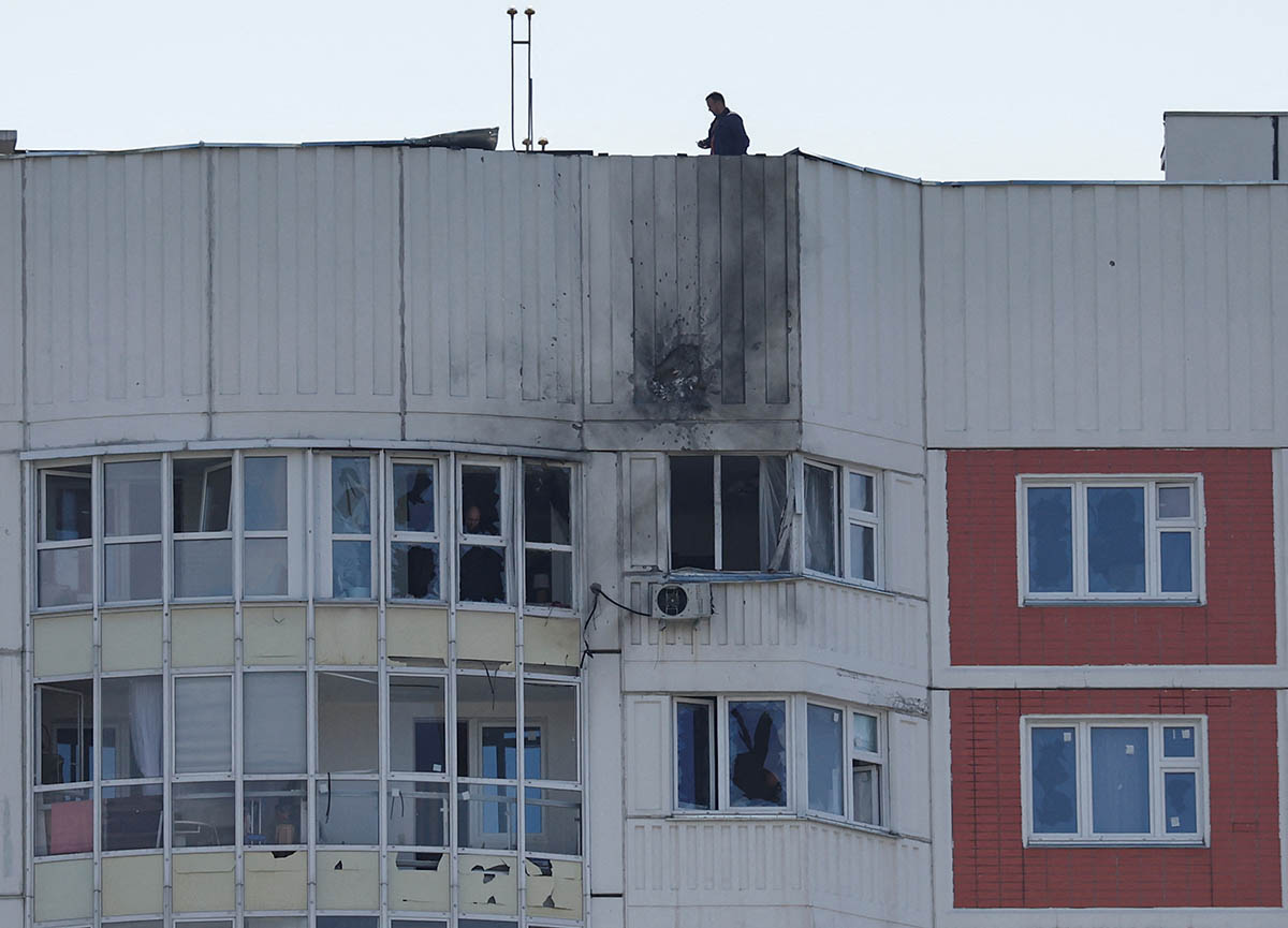 Последствия попадания беспилотника в жилой дом в Москве. Фото Maxim Shemetov/REUTERS/Scanpix/LETA
