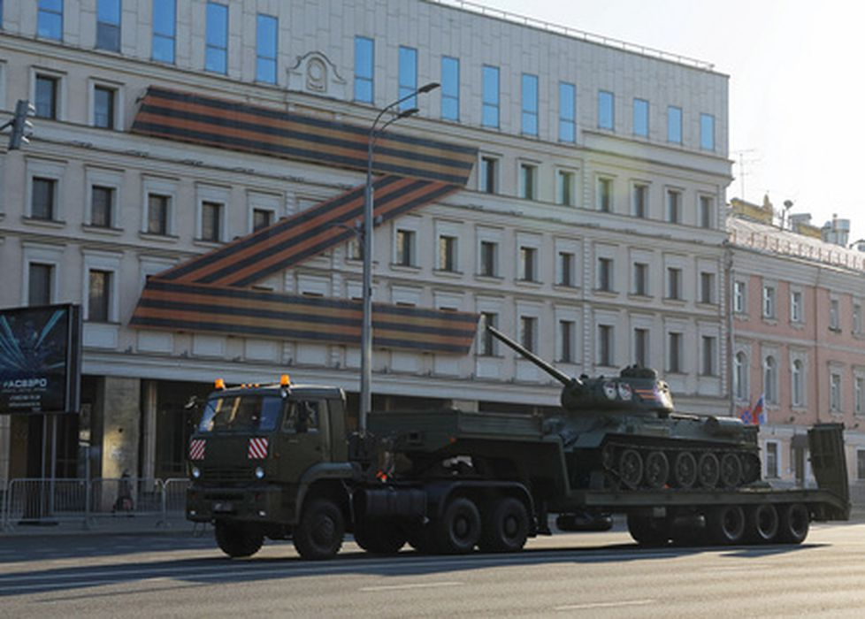 Тягач с танком Т-34 на улицах Москвы перед началом Парада Победы 9 мая 2023 года. Фото Evgenia Novozhenina/Reuters/Scanpix/LETA