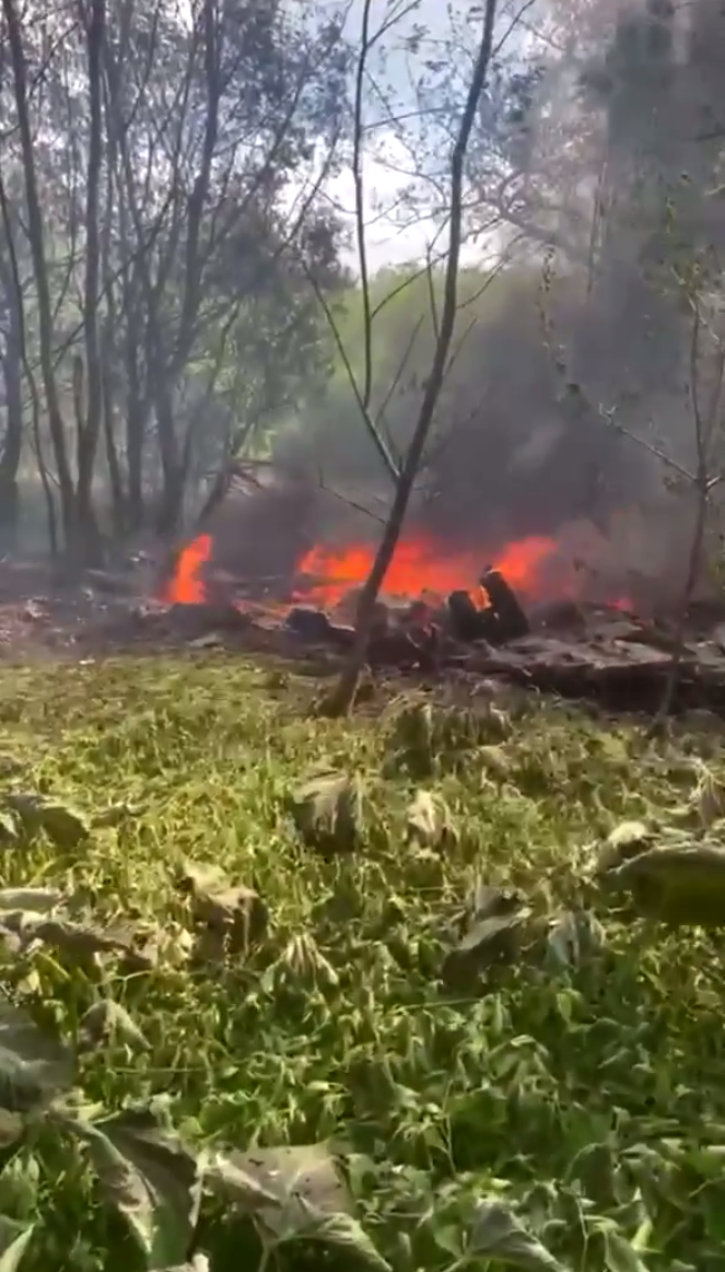 Обломки, предположительно, вертолета Ми-8, упавшего 13 мая в Брянской области. Скриншот из видео очевидцев