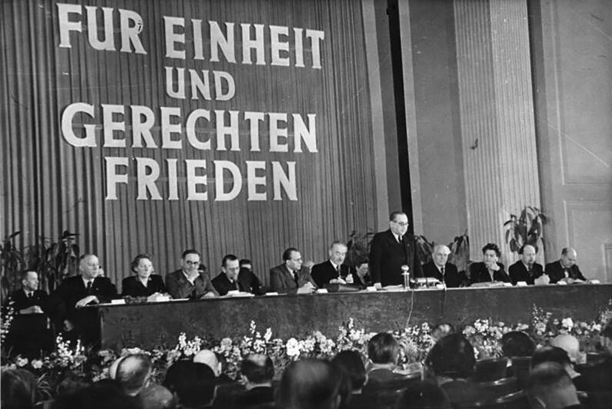 В Советской зоне оккупации нацистскую идеологию быстро стали заменять коммунистичечской, на фото - собрание Народного совета (лидеров будущей ГДР), 1949 год. Фото Bundesarchiv, Bild 183-S83967/CC-BY-SA 3.0, CC BY-SA 3.0 de/Wikimedia