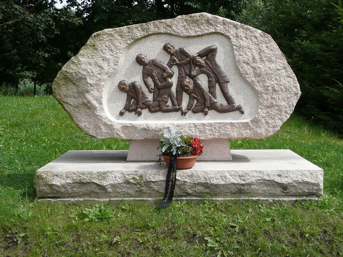 Мемориал жертвам, насильственно погибшим во время изгнания немцев из Комототау (Хомутов) 9 июня 1945 года. Фото Norbert Kaiser/CC BY-SA 3.0/Wikimedia.org