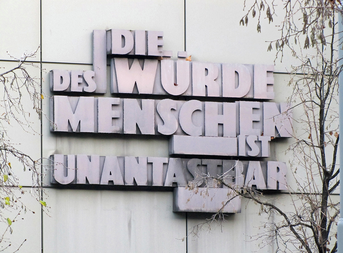 Надпись «Достоинство человека неприкосновенно», установленная по инициативе прокурора Фрица Бауэра на фасаде здания Земельного суда во Франкфурте-на-Майне. Фото Dontworry/CC BY-SA 3.0/Wikimedia.org