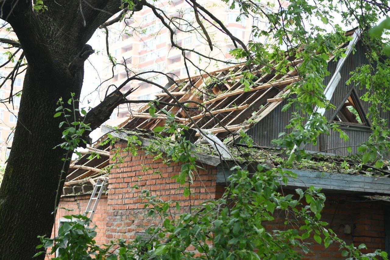 Последствия взрыва в частном доме в Краснодаре в ночь на 26 мая. Фото Евгений Наумов / ВКонтакте.