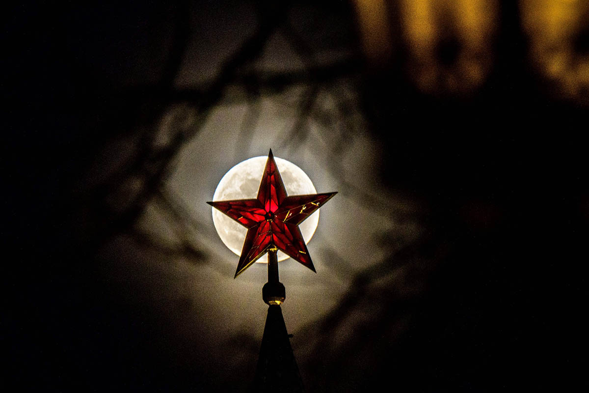 Одна из рубиновых звезд на башне Московского Кремля. Фото Mladen ANTONOV/AFP PHOTO/Scanpix/Leta
