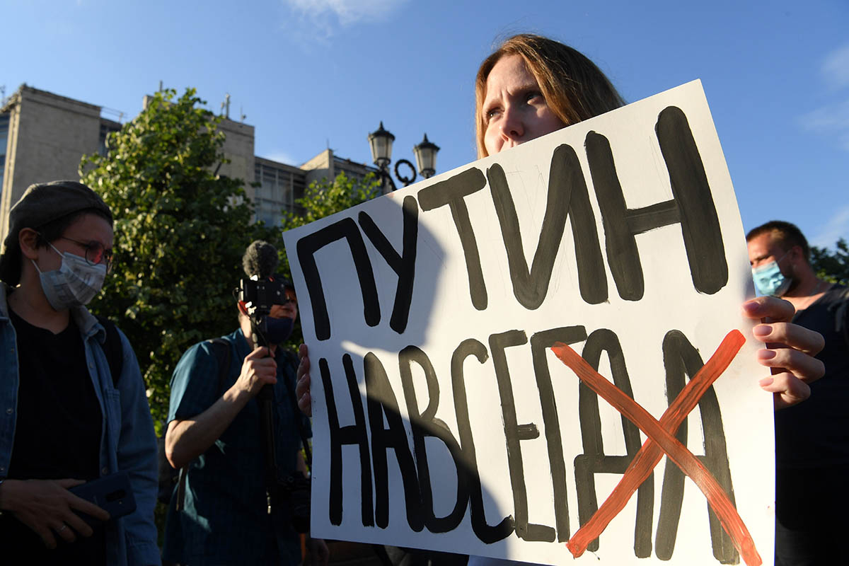 Женщина протестует на Пушкинской площади в Москвe. Июль 2020 год. Фото Kirill KUDRYAVTSEV/AFP/Scanpix/LETA