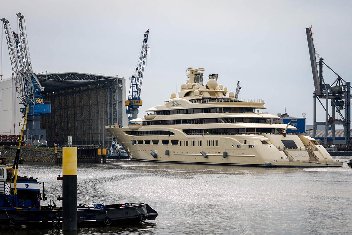 Яхта Dilbar, принадлежащая Алишеру Усманову в порту Бремена. Фото FOCKE STRANGMANN/AFP/Scanpix/LETA