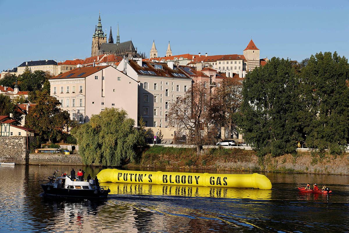 Активисты Greenpeace патрулируют на лодках развернутую надувную копию трубопровода с надписью «Путинский кровавый газ» в рамках демонстрации протеста против российского газопровода, Прага, Чехия. Фото Ludovic MARIN/AFP/EPA/Scanpix/LETA