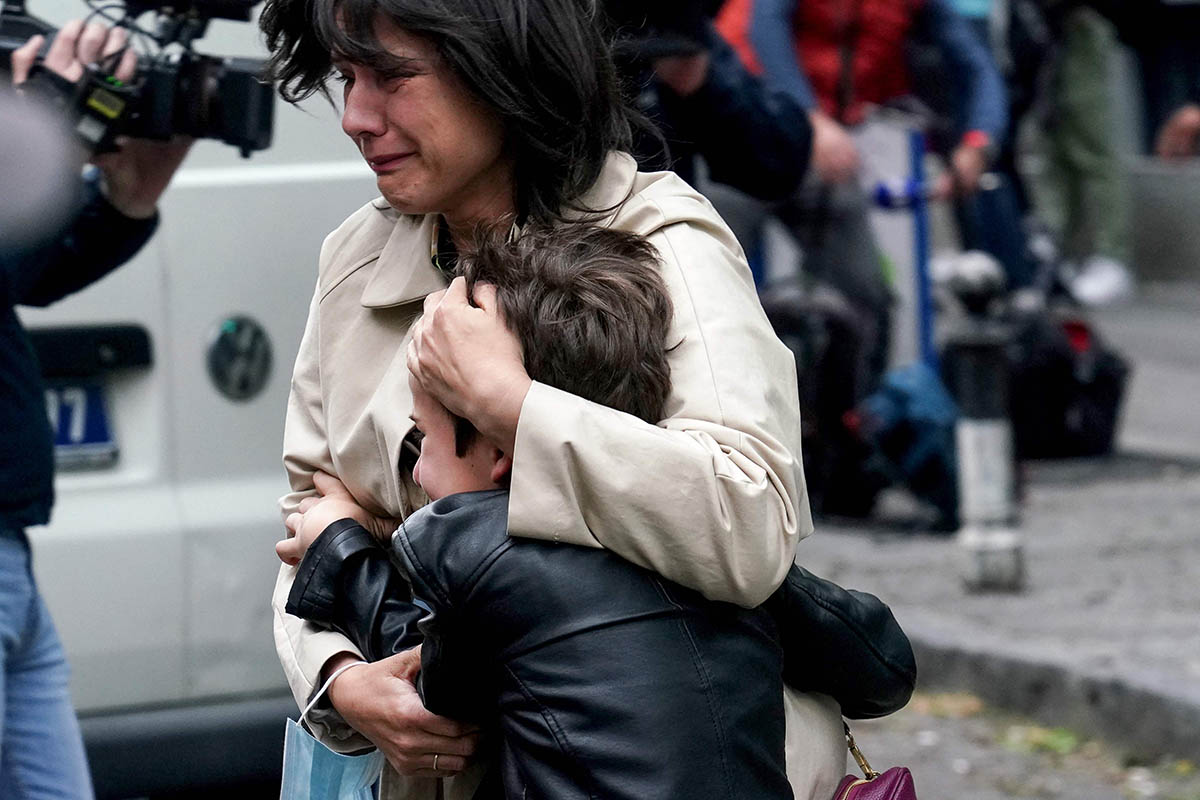Женщина со своим ребенком после стрельбы в школе в Белграде. Фото Oliver Bunic/AFP/Scanpix/Leta