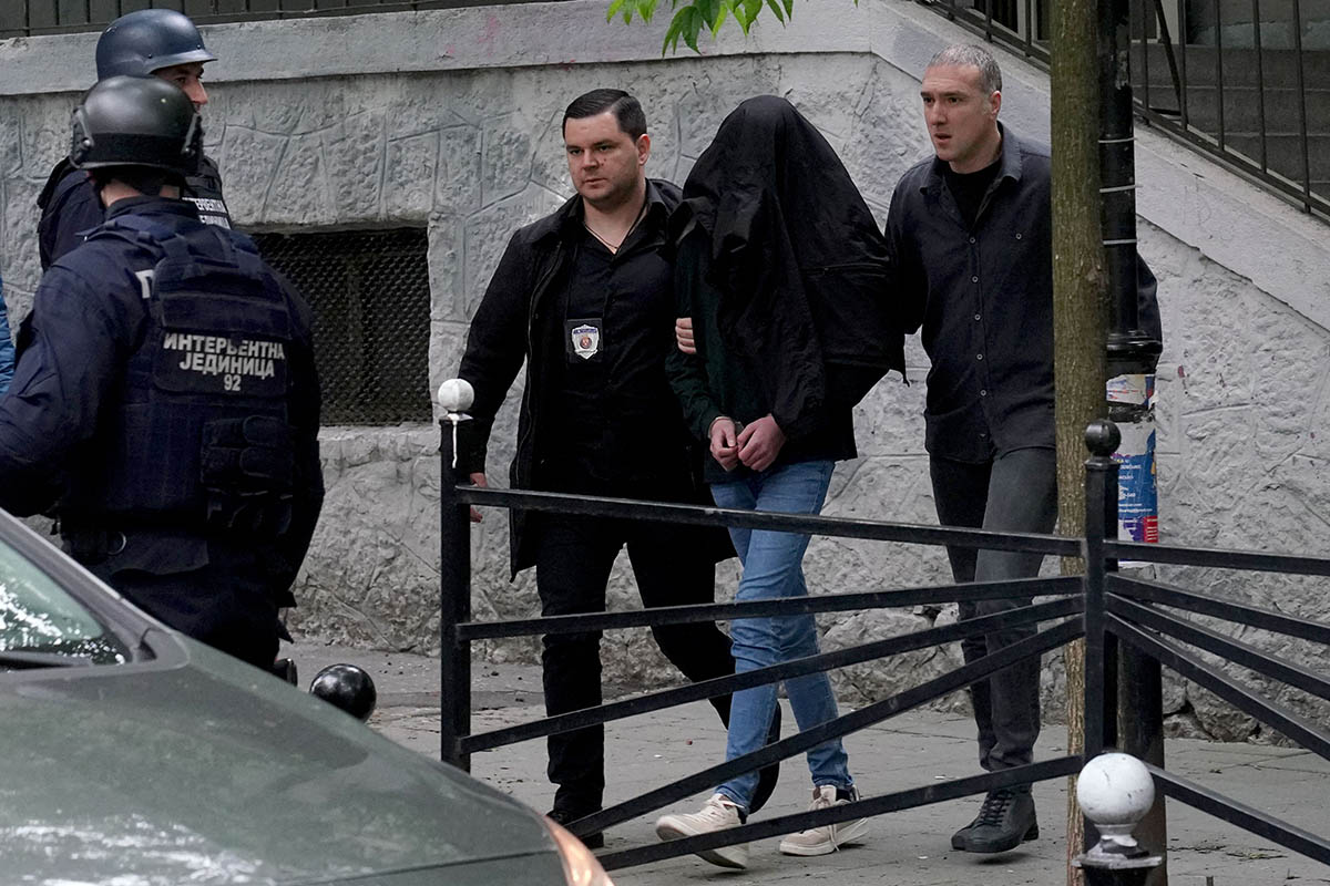 Полицейские сопровождают ученика седьмого класса, подозреваемого в стрельбе в школе, Белград, 3 мая 2023 года. Фото Oliver Bunic/AFP/Scanpix/Leta