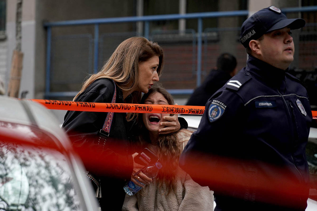 Женщина со своим ребенком после стрельбы в школе в Белграде. Фото Oliver Bunic/AFP/Scanpix/Leta