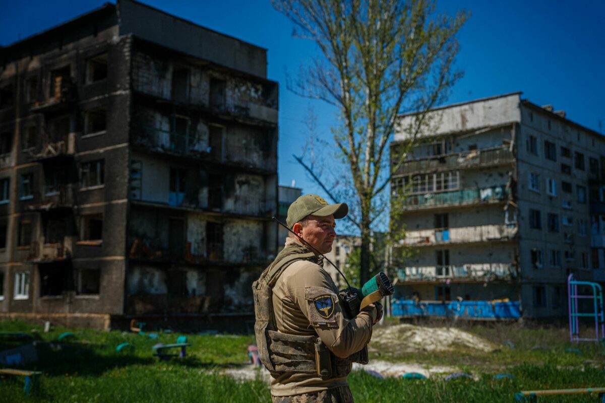 Украинский военный у разрушенного здания в Часов Яре, недалеко от Бахмута. Фото Dimitar DILKOFF/AFP/Scanpix/Leta