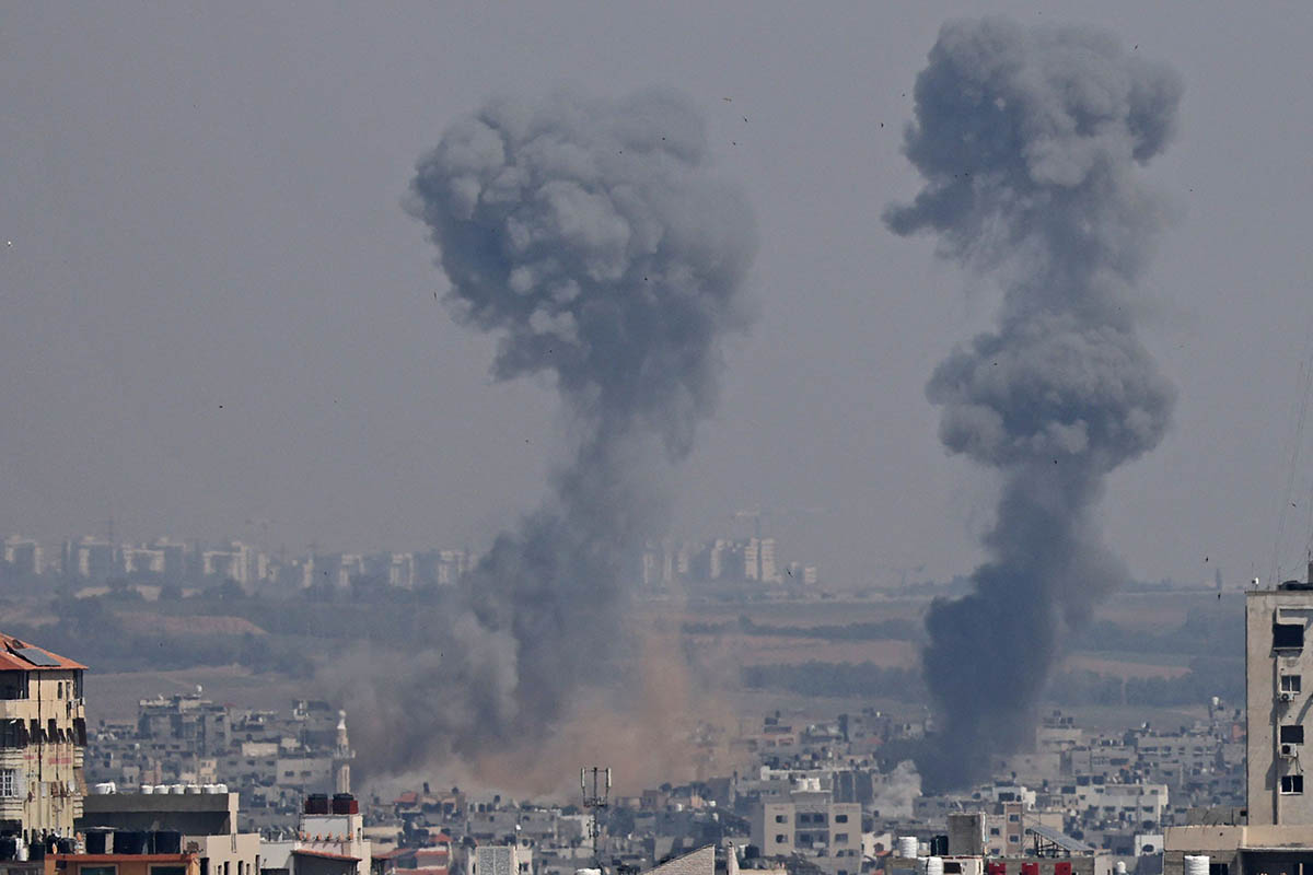 Клубы дыма после израильских военных ударов по городу Газа, 10 мая 2023 года. Фото MAHMUD HAMS/AFP/Scanpix/LETA