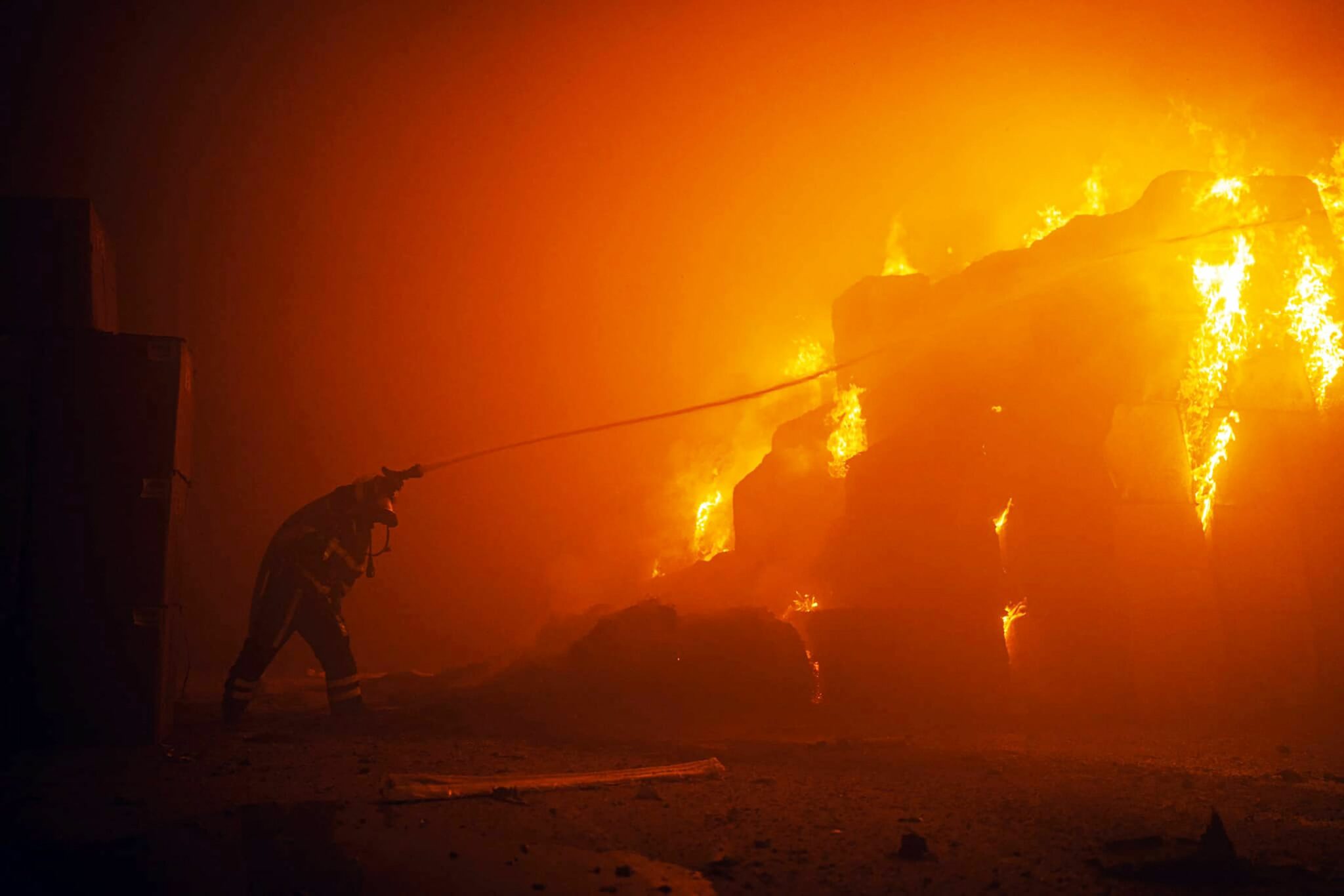 Пожар на промышленном объекте в Киеве после попадания обломка беспилотника 28 мая 2023 года. Фото Павел Петров / AFP / Scanpix / LETA.